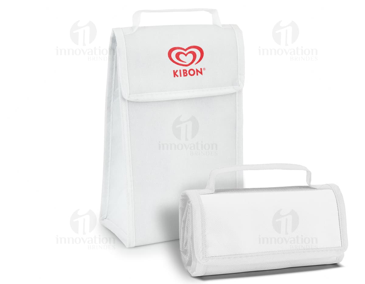 Bolsa térmica dobrável em formato 3D, vazia e aberta, com design moderno e clean. Está sobre uma mesa ao lado de um computador, um notebook e um dispenser de sabonete. A imagem contém elementos como embalagem de plástico, papel em branco, ícones de tecnologia e etiquetas de informação.
