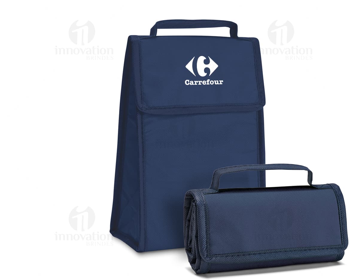 Bolsa térmica dobrável em formato 3D, vazia e aberta, com design moderno e clean. Está sobre uma mesa ao lado de um computador, um notebook e um dispenser de sabonete. A imagem contém elementos como embalagem de plástico, papel em branco, ícones de tecnologia e etiquetas de informação.