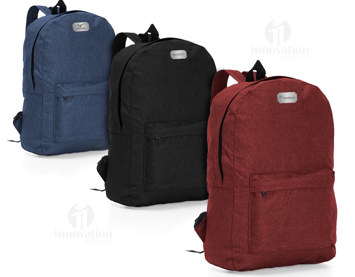 Mochila 14 litros em couro com design clássico e estilo retro. Ideal para quem busca praticidade e elegância no dia a dia. Perfeita para levar seus pertences de forma organizada e com muito charme. Com fecho zip up e qualidade premium. Adquira já a sua no nosso site de brindes!