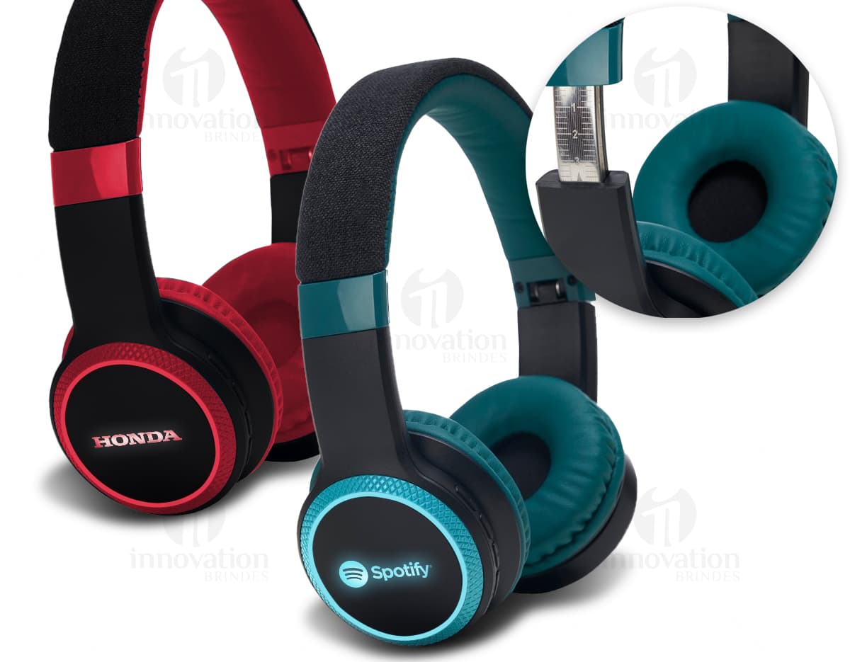 Fone de ouvido Bluetooth com revestimento de couro e luz LED RGB, ideal para ouvir música com alta qualidade de áudio. Tecnologia moderna, design preto com detalhes em metal, possui woofers e tweeters para garantir um som nítido e potente. Perfeito para uso em estúdio, festas ou para entretenimento em geral. Compatível com diversos dispositivos eletrônicos como computador, celular e tablet.