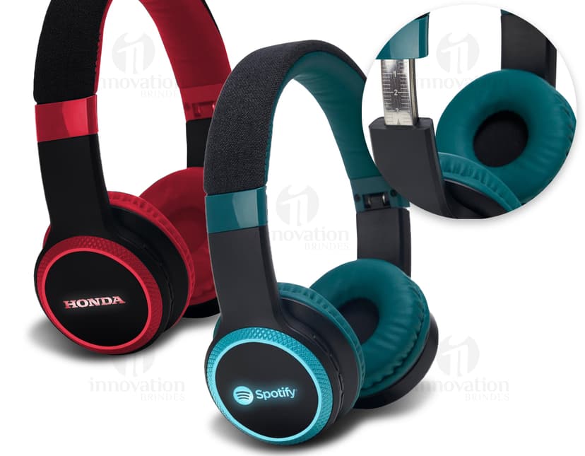 Fone de ouvido Bluetooth com revestimento de couro e luz LED RGB, ideal para ouvir música com alta qualidade de áudio. Tecnologia moderna, design preto com detalhes em metal, possui woofers e tweeters para garantir um som nítido e potente. Perfeito para uso em estúdio, festas ou para entretenimento em geral. Compatível com diversos dispositivos eletrônicos como computador, celular e tablet.