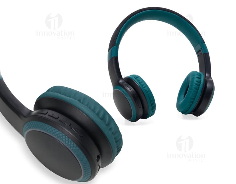Fone de ouvido Bluetooth com revestimento de couro e luz LED RGB, ideal para ouvir música com alta qualidade de áudio. Tecnologia moderna, design preto com detalhes em metal, possui woofers e tweeters para garantir um som nítido e potente. Perfeito para uso em estúdio, festas ou para entretenimento em geral. Compatível com diversos dispositivos eletrônicos como computador, celular e tablet.