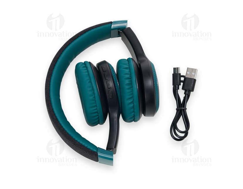 Fone de ouvido Bluetooth com revestimento de couro e luz LED RGB, ideal para ouvir música com alta qualidade de áudio. Tecnologia moderna, design preto com detalhes em metal, possui woofers e tweeters para garantir um som nítido e potente. Perfeito para uso em estúdio, festas ou para entretenimento em geral. Compatível com diversos dispositivos eletrônicos como computador, celular e tablet.