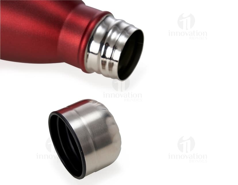Garrafa Inox 750ml - Perfeita para manter sua saúde e hidratação em dia, esta garrafa de luxo é elegante e brilhante. Feita de aço inoxidável, é durável, fácil de limpar e ideal para levar em qualquer lugar. Garanta a sua garrafa de qualidade agora!