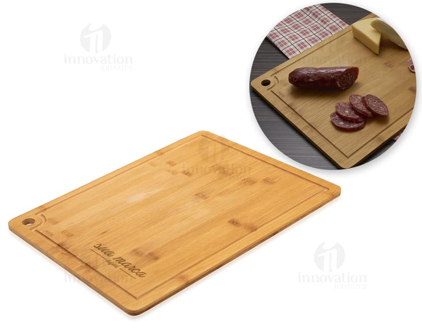 Tábua de corte de madeira com canaleta - perfeita para preparar e servir suas refeições favoritas. Feita de madeira tradicional, esta tábua é resistente e durável. Ideal para uso em cozinhas e churrasqueiras, dando um toque rústico e charmoso à sua mesa. Adquira já a sua e deixe seus momentos gastronômicos ainda mais especiais!