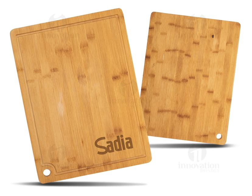 Tábua de corte em madeira de qualidade com canaleta para evitar vazamentos. Perfeita para preparar alimentos com praticidade e segurança. Ideal para uso na cozinha ou até mesmo como item de decoração. Adquira já a sua!