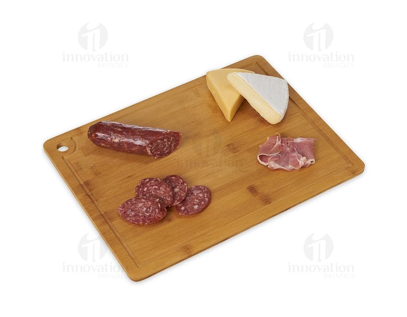 Tábua de corte de madeira com canaleta para facilitar o corte de alimentos. Perfeita para preparar suas refeições com praticidade e estilo. Ideal para uso profissional ou doméstico. Garanta já a sua!