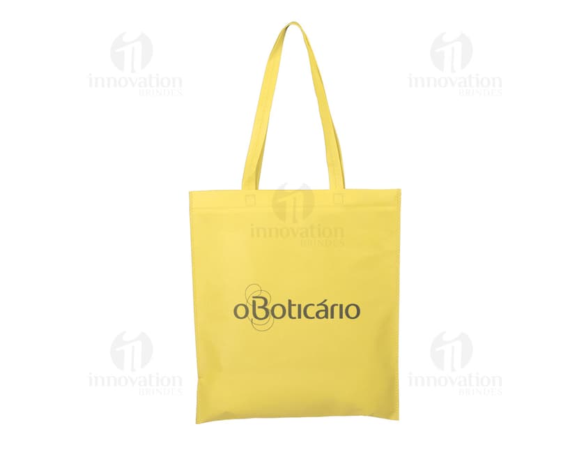 Sacola de compras de tecido não tecido (TNT) de 100g com alça de 60cm. A sacola é amarela e possui um design moderno e colorido. Está vazia e pronta para ser usada para transportar mercadorias. A embalagem é resistente e possui alças fortes para carregar. Ideal para compras, presentes e uso diário.