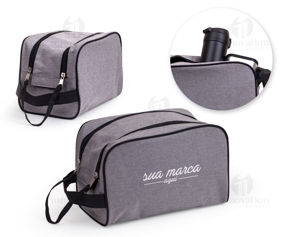 Necessaire de couro elegante, perfeita para viagens ou uso diário. Com alça prática e design clássico e moderno, é o acessório ideal para quem busca sofisticação e praticidade. Confeccionada em couro de luxo, possui espaço interno amplo e é perfeita para organizar seus pertences com estilo. A nécessaire é um item essencial para quem valoriza a elegância, sendo o complemento perfeito para seu look. Adquira já a sua e desfrute de toda a praticidade e estilo que ela oferece.