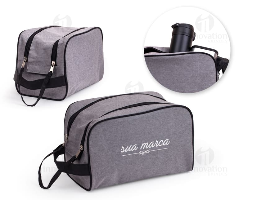 Necessaire de couro elegante, perfeita para viagens ou uso diário. Com alça prática e design clássico e moderno, é o acessório ideal para quem busca sofisticação e praticidade. Confeccionada em couro de luxo, possui espaço interno amplo e é perfeita para organizar seus pertences com estilo. A nécessaire é um item essencial para quem valoriza a elegância, sendo o complemento perfeito para seu look. Adquira já a sua e desfrute de toda a praticidade e estilo que ela oferece.