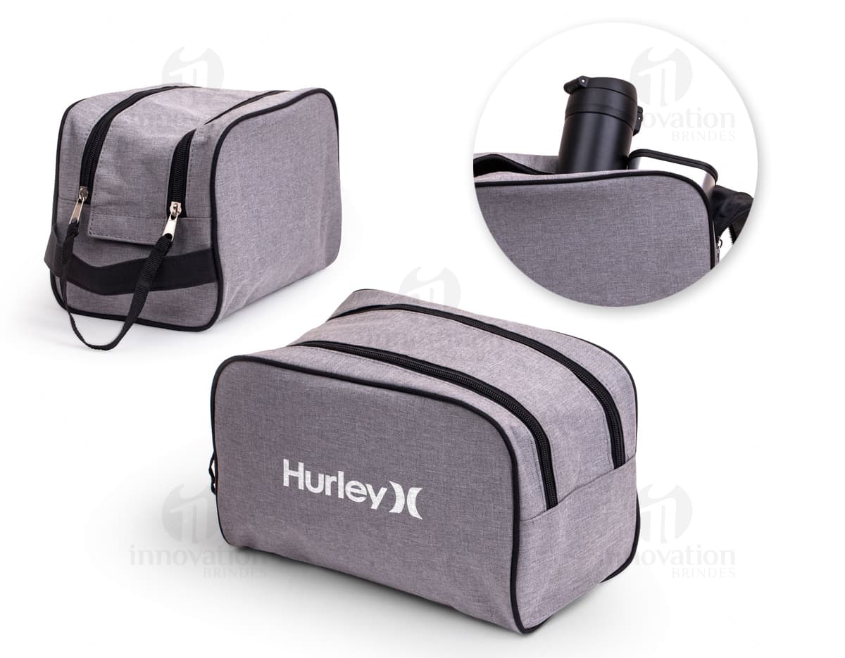 Nécessaire de couro elegante e moderno, ideal para viagens ou para o dia a dia. Prático e luxuoso, é o acessório perfeito para organizar seus pertences com estilo. Com alça resistente e fecho seguro, este item clássico e retro vai te acompanhar em todas as ocasiões. Adquira já o seu!