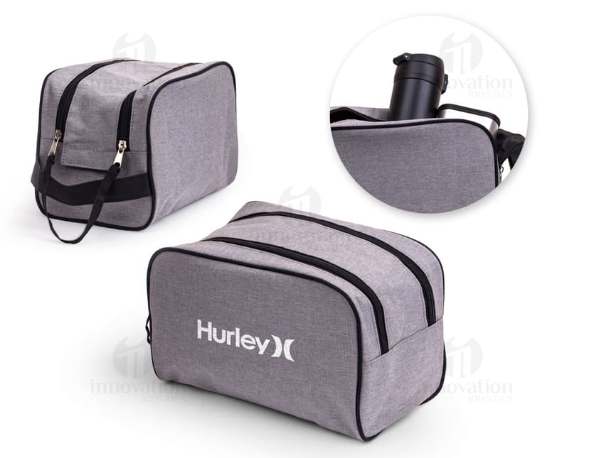 Nécessaire de couro elegante e moderno, ideal para viagens ou para o dia a dia. Prático e luxuoso, é o acessório perfeito para organizar seus pertences com estilo. Com alça resistente e fecho seguro, este item clássico e retro vai te acompanhar em todas as ocasiões. Adquira já o seu!