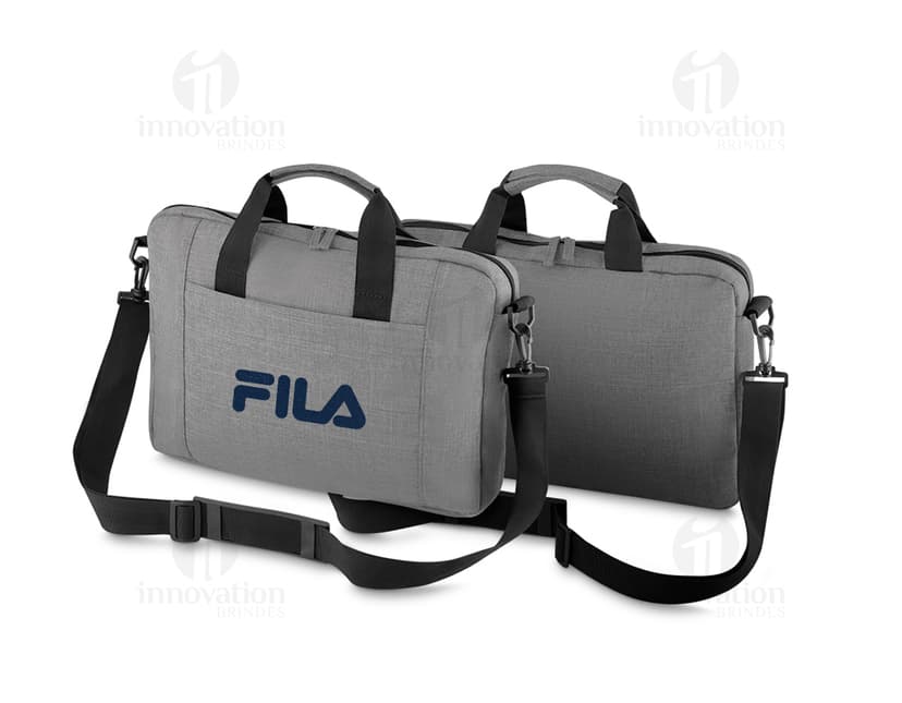 Pasta executiva de couro clássica e elegante, perfeita para viagens de negócios ou trabalho. Com alça resistente e design retrô, é o acessório perfeito para o seu estilo contemporâneo. Ideal para guardar seus equipamentos e documentos com segurança. Adquira já a sua e esteja sempre preparado para brilhar.