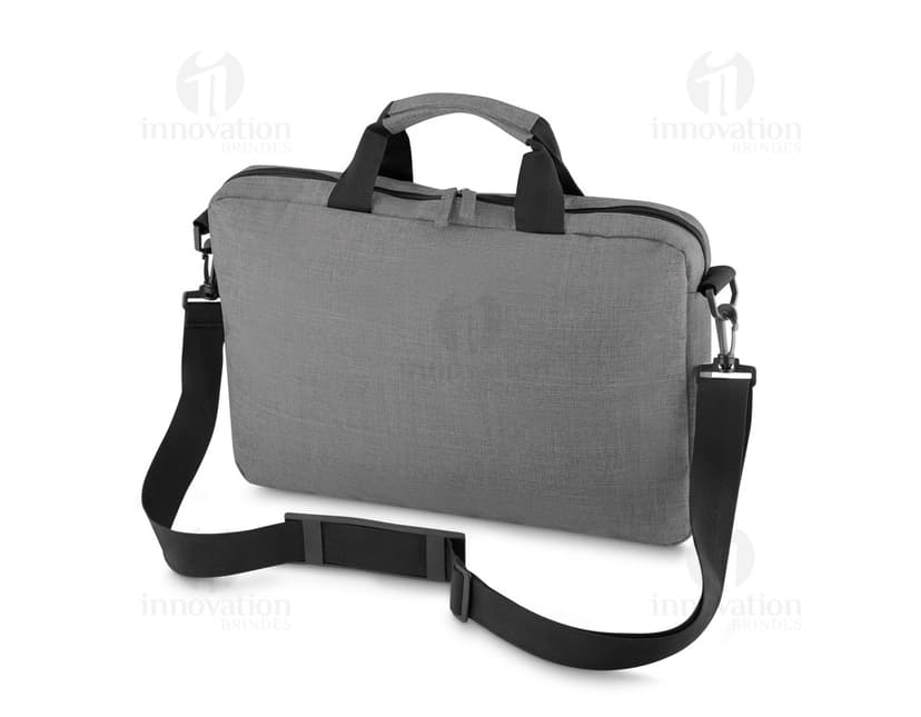 Pasta executiva de couro isolada, clássica e elegante para viagens de negócios. Com alça resistente e design retro, ideal para o profissional contemporâneo. Leve seus equipamentos com estilo em sua próxima jornada de negócios.