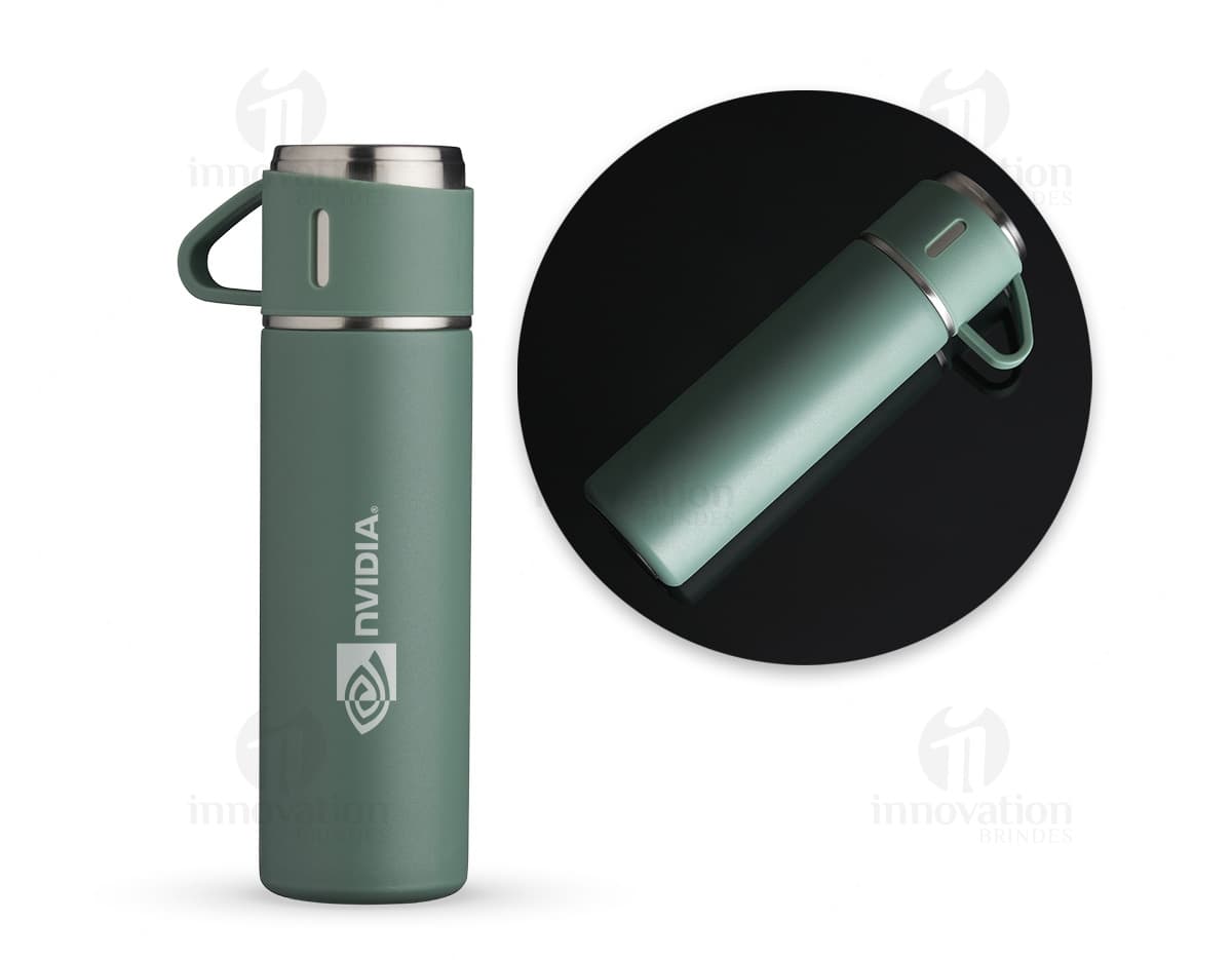 Garrafa térmica inox 450ml - Ideal para manter sua bebida quente ou fria por horas. Feita em aço inoxidável resistente e durável, perfeita para todas as ocasiões. Aproveite a praticidade e elegância deste item indispensável em seu dia a dia. Adquira já a sua!