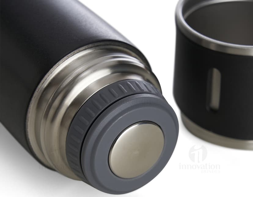 Garrafa Térmica Inox 450ml - Mantenha suas bebidas quentes ou geladas por horas com essa garrafa térmica em aço inoxidável. Perfeita para viagens, camping e atividades ao ar livre. Seu design resistente em metal cromado e acabamento em alumínio garantem durabilidade e estilo. Aproveite a tecnologia de isolamento térmico para desfrutar de suas bebidas favoritas a qualquer momento. Ideal para quem busca praticidade e qualidade em um só produto. Aproveite!
