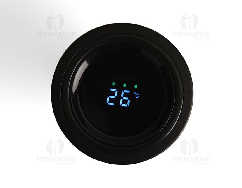 Caneca térmica 500ml com display LED, ideal para manter sua bebida quente por mais tempo. Design contemporâneo, feito em alumínio e plástico. Perfeito para quem busca praticidade e tecnologia. Garanta já a sua!