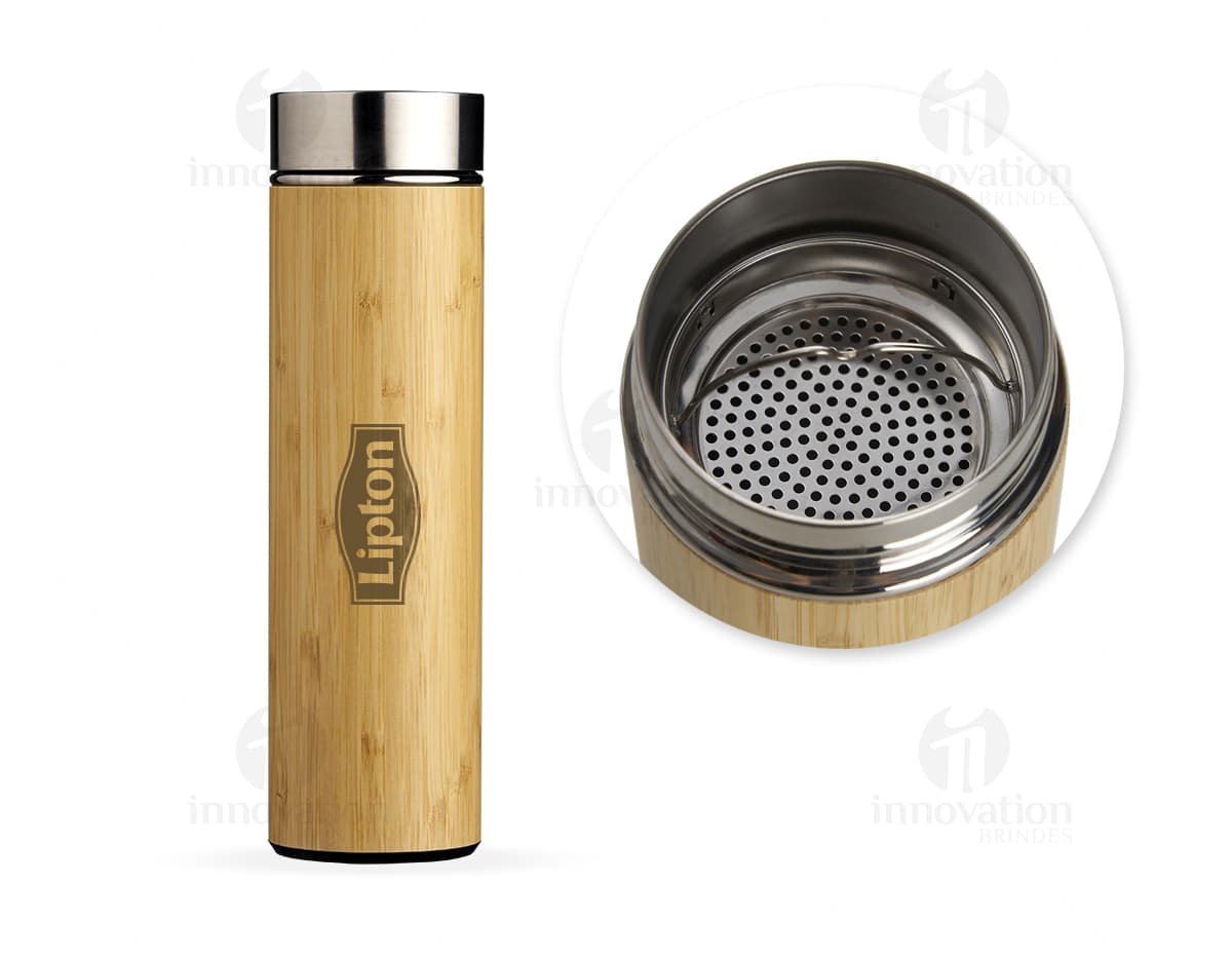 Garrafa Bambu 500ml - Perfeita para manter sua bebida favorita sempre fresca. Fabricada em bambu sustentável e metal, essa garrafa é ideal para uso pessoal, viagens e presentes corporativos. Com capacidade de 500ml, possui design moderno e elegante, garantindo praticidade e estilo em todas as ocasiões. Adquira já a sua!