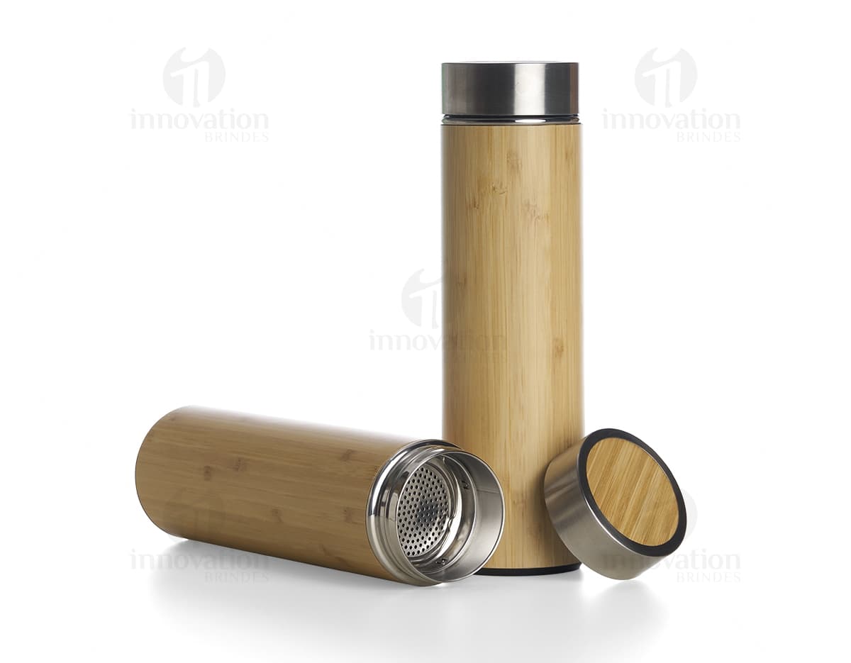 Garrafa Bambu 500ml - Modernidade e Sustentabilidade em um Produto Premium. Ideal para armazenar seu perfume favorito com estilo e elegância. A combinação perfeita entre o metal e o bambu, proporcionando durabilidade e sofisticação. Adquira já a sua e surpreenda-se com a qualidade deste item único!