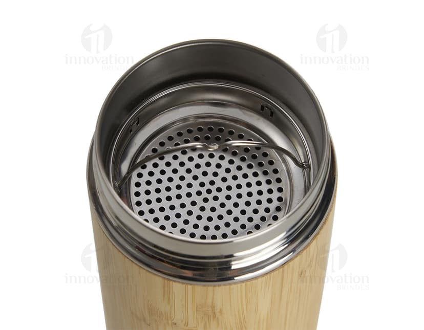 Garrafa Bambu 500ml - Desfrute de uma bebida refrescante com estilo e sustentabilidade. A garrafa de bambu de 500ml é perfeita para armazenar sua bebida preferida de forma elegante e prática. Feita de material resistente e ecológico, é ideal para levar para o trabalho, academia ou passeios. Garanta já a sua!