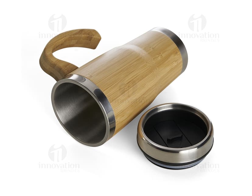 Caneca de bambu 500ml, perfeita para desfrutar de suas bebidas favoritas de forma sustentável. Feita de bambu, essa caneca é leve, ecológica e com um design moderno. Ideal para café, chá ou até mesmo uma cerveja gelada. Acompanha tampa de aço inoxidável, perfeita para manter sua bebida quente por mais tempo. Adquira já a sua e faça parte do movimento por um planeta mais verde! #CanecaDeBambu #Sustentabilidade #Bebidas #Ecológico