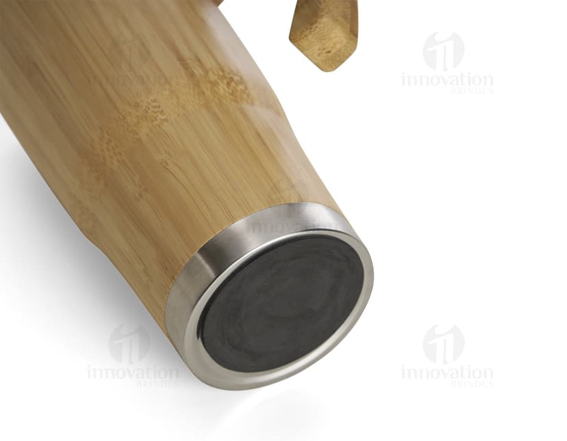 Caneca de bambu 500ml, perfeita para saborear suas bebidas favoritas. Feita de bambu e aço inoxidável, possui alça cromada e é isolada para manter sua bebida quente ou gelada por mais tempo. Ideal para café, chá ou até mesmo uma cerveja gelada. Adquira já a sua!