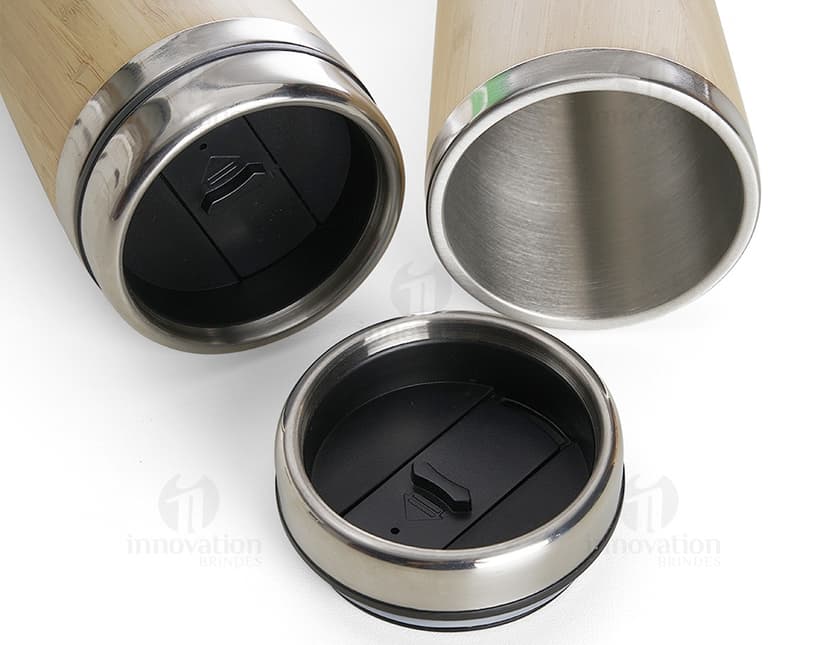 Copo de bambu 500ml em cor verde, com tampa de rosca e alça de tecido marrom.
