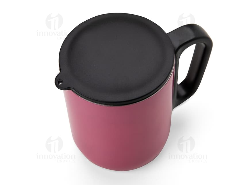 Caneca inox 250ml vazia isolada com alça de plástico. Perfeita para café, chá ou qualquer outra bebida quente. Ideal para uso doméstico ou profissional. Resistente e durável, este equipamento de cozinha é indispensável. Adquira já a sua!