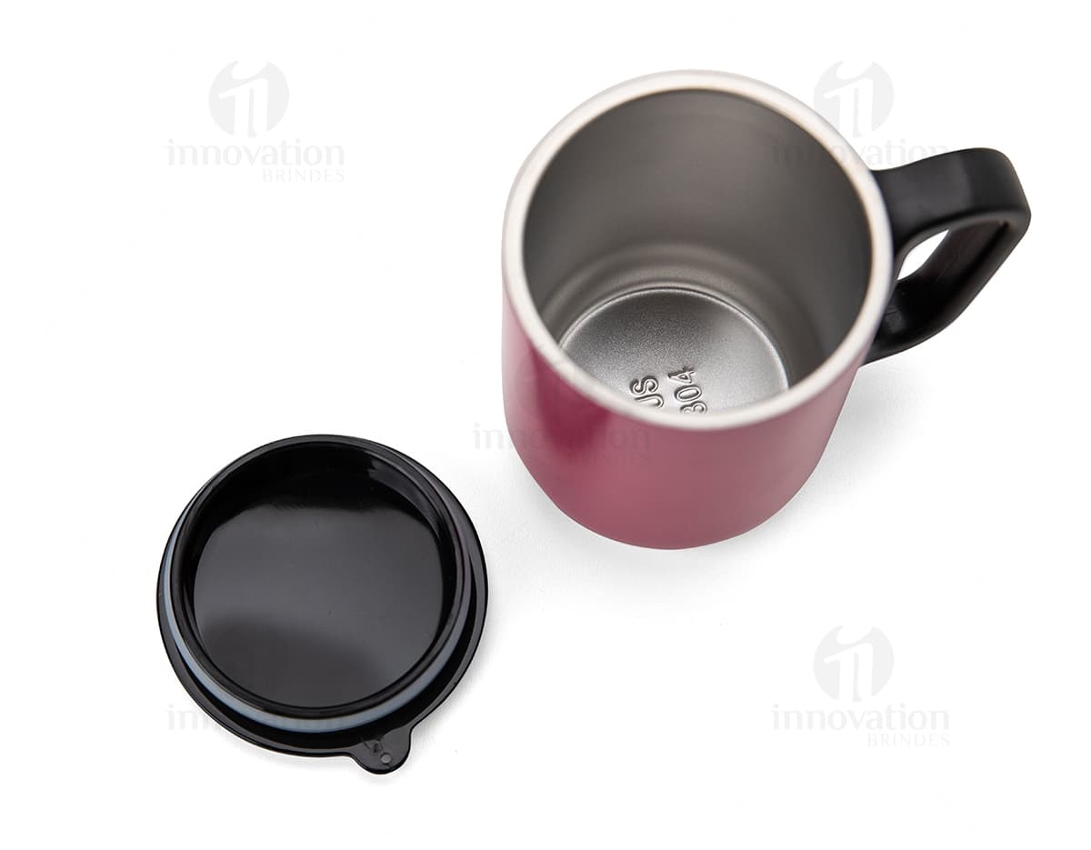 Caneca de Inox 250ml - Ideal para desfrutar de suas bebidas favoritas com estilo e praticidade. Feita em alumínio resistente, possui alça e design moderno. Perfeita para chá, café ou outras bebidas quentes. Adquira a sua agora e tenha um utensílio de qualidade em sua cozinha!