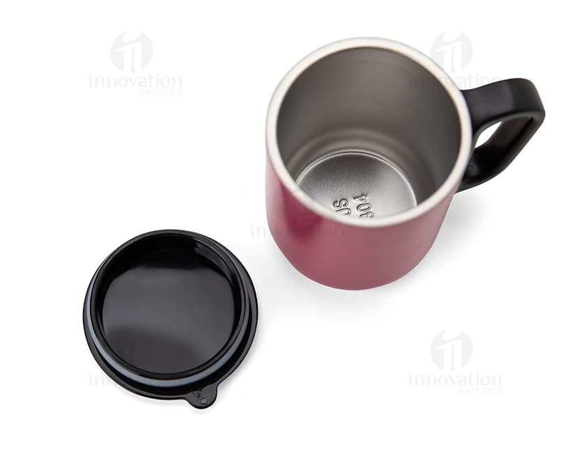 Caneca de Inox 250ml - Ideal para desfrutar de suas bebidas favoritas com estilo e praticidade. Feita em alumínio resistente, possui alça e design moderno. Perfeita para chá, café ou outras bebidas quentes. Adquira a sua agora e tenha um utensílio de qualidade em sua cozinha!