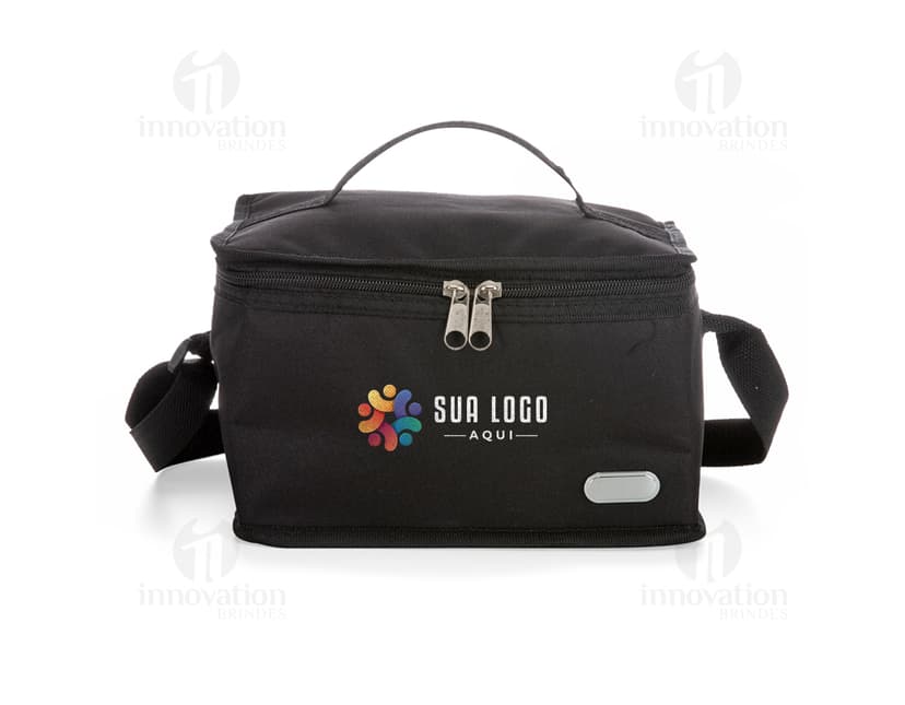 Bolsa térmica de 4 litros em couro legítimo e moderno design fashion. Ideal para viagens de negócios ou passeios luxuosos. Acessório elegante para manter seus alimentos frescos. Com alça resistente e design retro, esta bolsa é a combinação perfeita de estilo e funcionalidade. Compre agora e adicione um toque de glamour aos seus momentos de lazer ou trabalho.