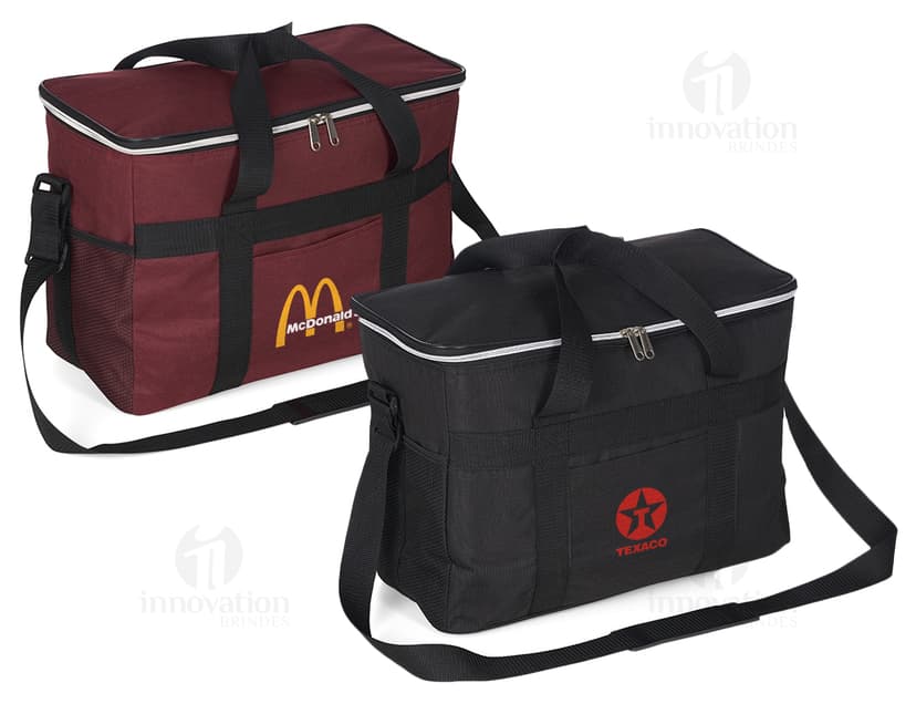 Bolsa térmica de 33 litros em nylon preto - moderna e elegante, perfeita para viagens e passeios. Com design esportivo, essa bolsa é ideal para manter seus alimentos e bebidas na temperatura certa. Com alça e zíper para facilitar o transporte. Adquira já a sua!