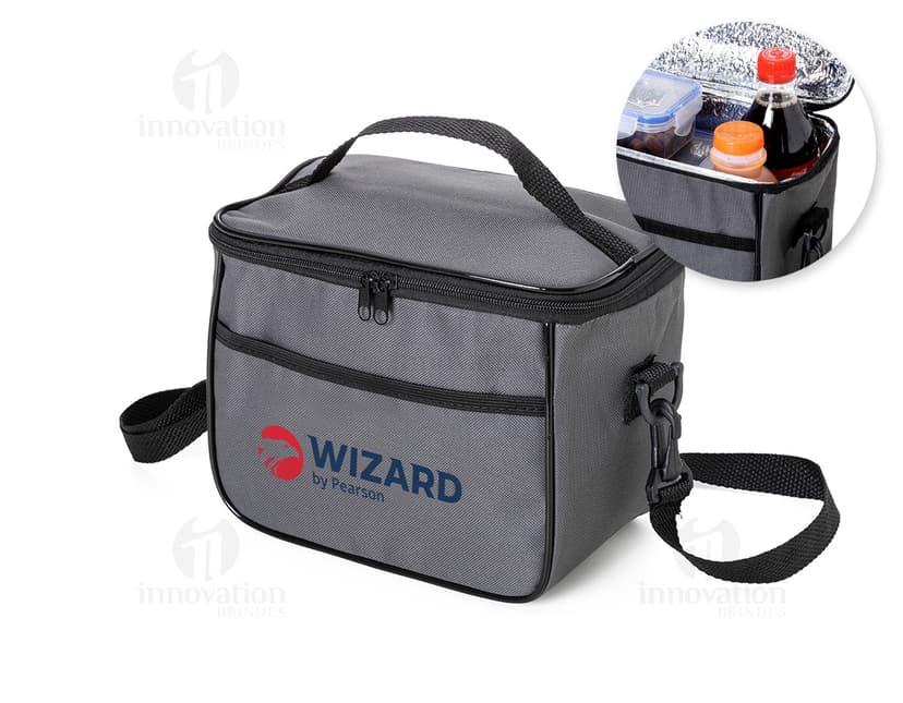 Bolsa térmica de 6 litros com bolsos, alça, gancho, fabricada em material metálico resistente. Ideal para armazenar alimentos e bebidas de forma segura durante viagens ou no trabalho. Cor preta e design moderno.