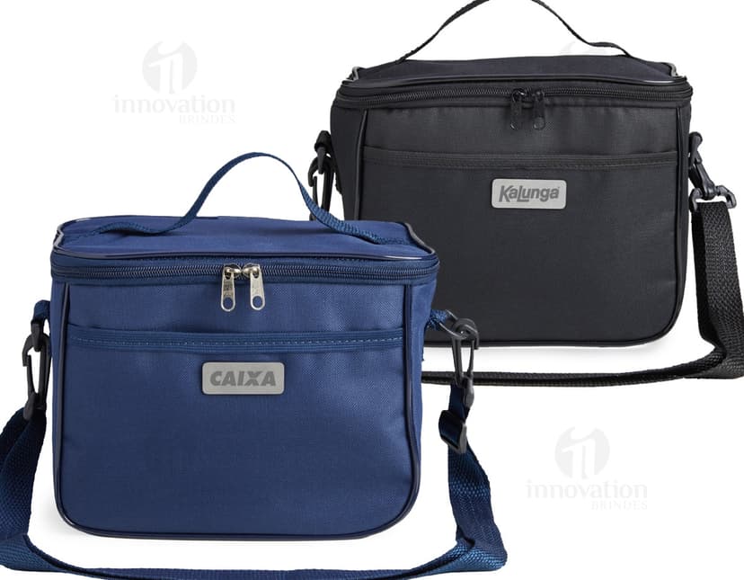 Bolsa térmica de 6 litros com bolsos, alça, gancho, fabricada em material metálico resistente. Ideal para armazenar alimentos e bebidas de forma segura durante viagens ou no trabalho. Cor preta e design moderno.