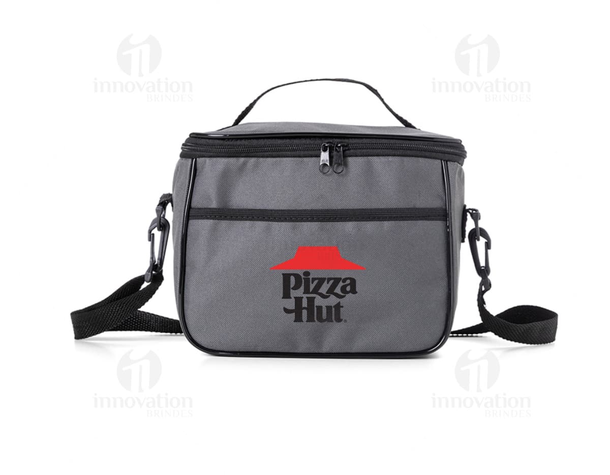 Bolsa térmica de 6 litros com bolsos, alça, gancho, fabricada em material metálico resistente. Ideal para armazenar alimentos e bebidas de forma segura durante viagens ou no trabalho. Cor preta e design moderno.