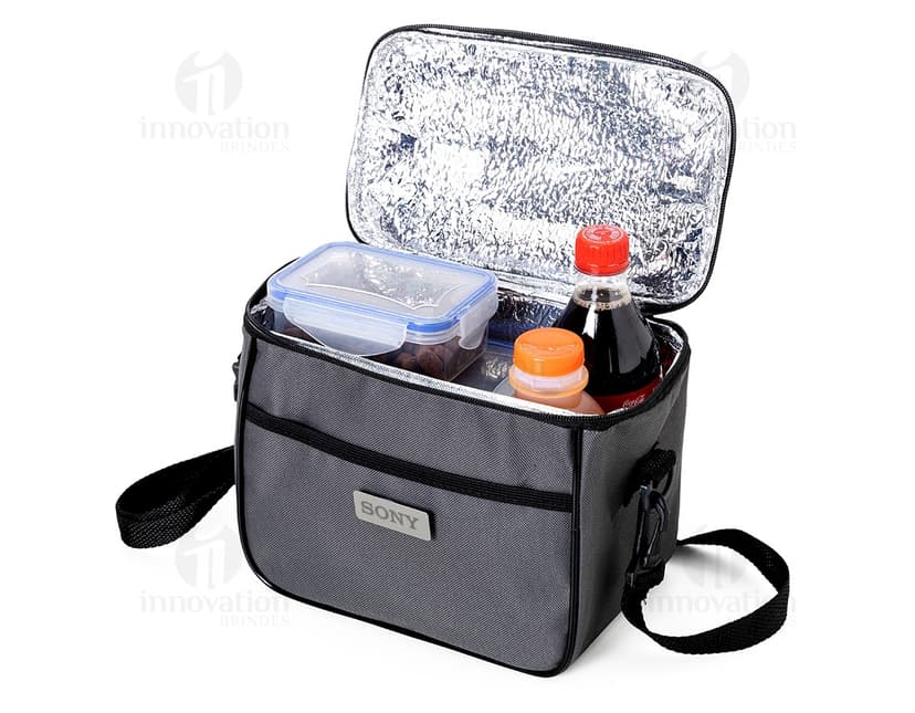 Bolsa térmica de 6 litros com bolsos, alça, gancho, fabricada em material metálico resistente. Ideal para armazenar alimentos e bebidas de forma segura durante viagens ou no trabalho. Cor preta e design moderno.