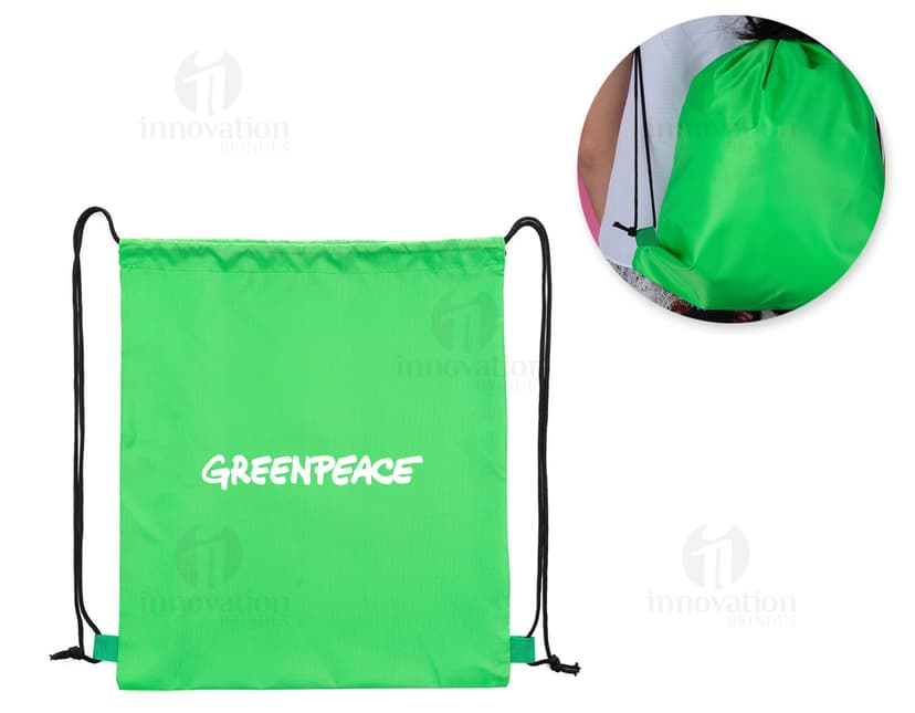 Mochila saco com alças de poliéster preto, com design moderno e estilo artístico. Possui conexão de fio, curvas e formas em tons de roxo, rosa e preto. Ideal para transportar equipamentos e objetos de forma prática e estilosa.