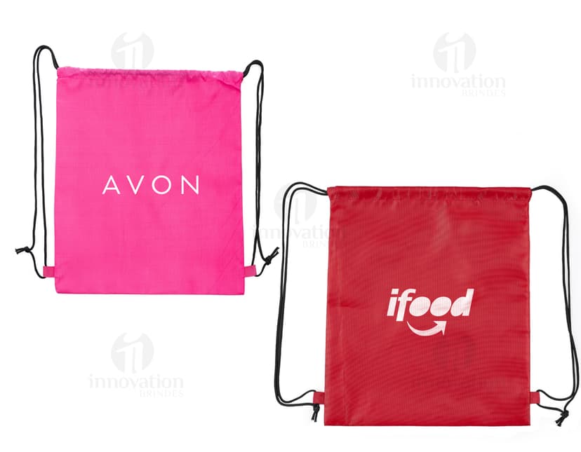 Mochila saco com alças de poliéster preto, com design moderno e estilo artístico. Possui conexão de fio, curvas e formas em tons de roxo, rosa e preto. Ideal para transportar equipamentos e objetos de forma prática e estilosa.