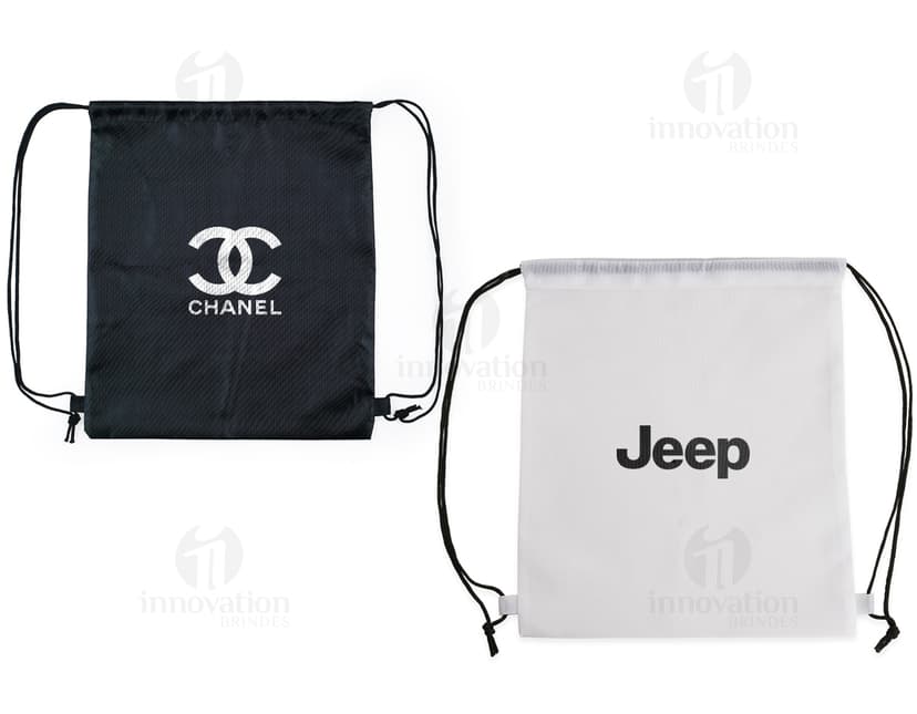 Mochila saco com alças de poliéster preto, com design moderno e estilo artístico. Possui conexão de fio, curvas e formas em tons de roxo, rosa e preto. Ideal para transportar equipamentos e objetos de forma prática e estilosa.