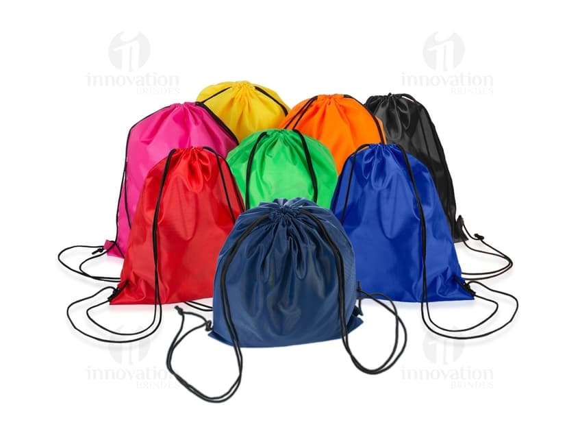Mochila saco com alças de poliéster preto, com design moderno e estilo artístico. Possui conexão de fio, curvas e formas em tons de roxo, rosa e preto. Ideal para transportar equipamentos e objetos de forma prática e estilosa.