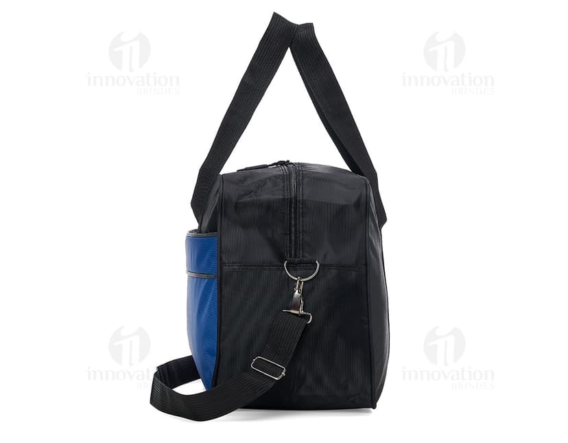 Imagem de uma luxuosa bolsa de poliéster com 33 litros, ideal para sua viagem ou dia a dia. Elegante e moderna, possui alça de mão e alça de ombro ajustável. Com fecho em zíper e detalhes em couro, é perfeita para quem busca praticidade e estilo. Adquira já a sua e arrase! Ideal para mulheres que valorizam qualidade e elegância. Compre já a sua bolsa de poliéster 33 litros e esteja sempre na moda. Luxo e praticidade em um único produto. Encomende já!