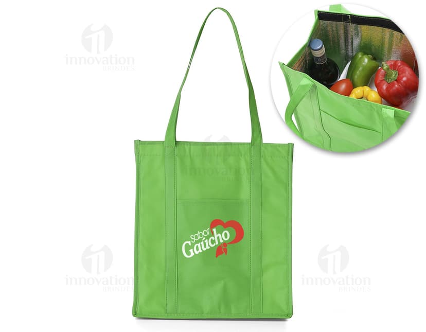 Sacola térmica de 18 litros feita em tecido resistente, ideal para compras no shopping ou presentes. Mantenha seus produtos frescos e organizados com essa embalagem prática e econômica. Aproveite a promoção de sale e garanta a sua!