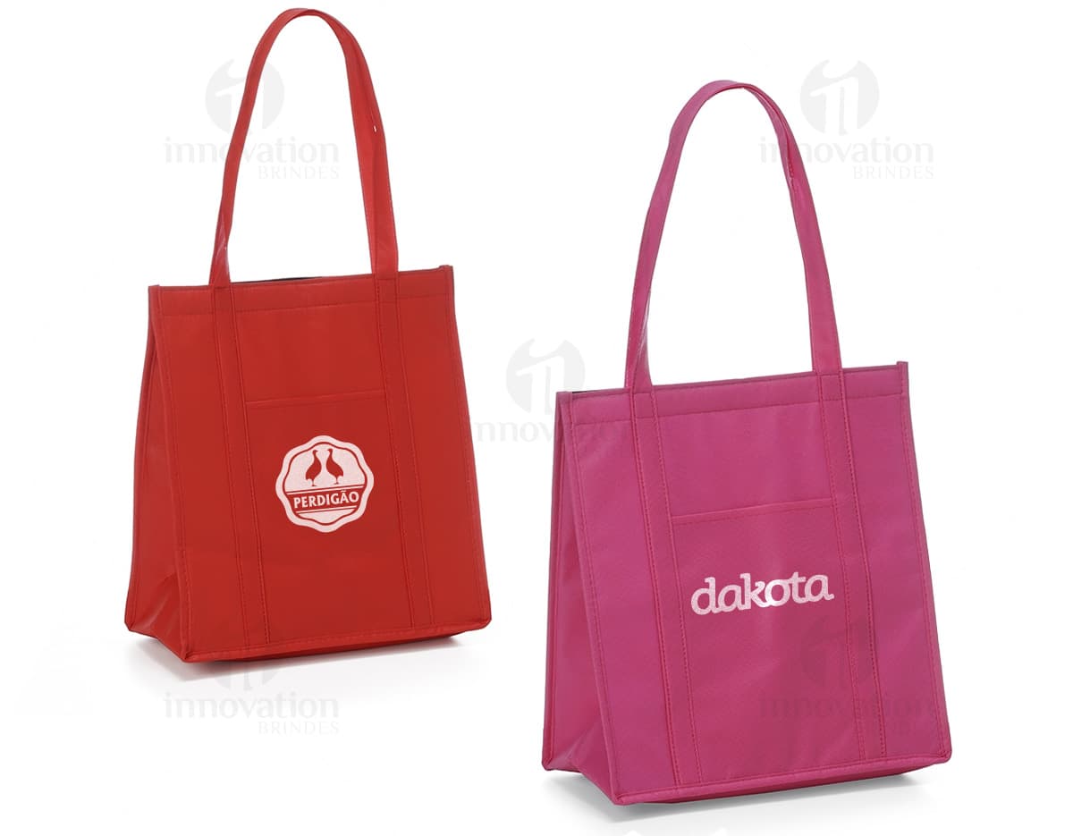 Sacola térmica de 18 litros para compras de brindes personalizados. Ideal para manter seus produtos frescos durante o transporte. Fabricada em material resistente e durável. Perfeita para eventos corporativos e ações de marketing. Aproveite nossas promoções e garanta já a sua!