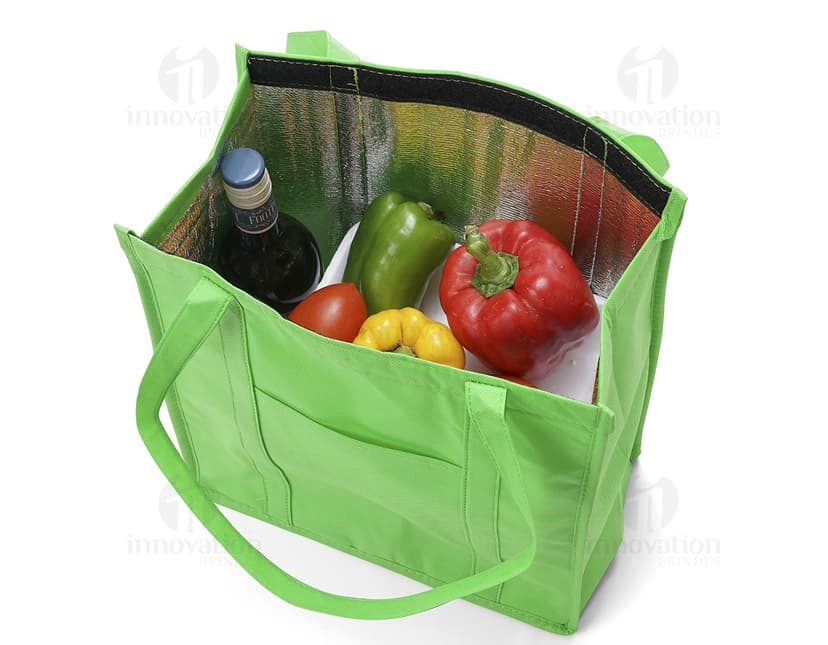 Sacola térmica TNT de 18 litros para compras no shopping ou supermercado. Ideal para manter seus produtos frescos por mais tempo. Aproveite nossa promoção de venda! Com alças resistentes e fecho de fivela, é perfeita para transportar suas compras de forma prática e sustentável. Adquira já a sua sacola térmica e faça suas compras com estilo e funcionalidade. Compre sem sair de casa e receba em embalagem segura. Aproveite essa oportunidade de adquirir um item de qualidade a um preço acessível.