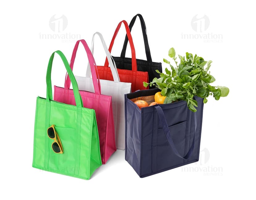 Sacola térmica de 18 litros feita de tnt, perfeita para fazer suas compras com estilo e praticidade! Com alças resistentes e design moderno, é ideal para qualquer ocasião. Aproveite a oferta especial e garanta a sua agora mesmo. Nunca mais passe apuros na hora de fazer suas compras!