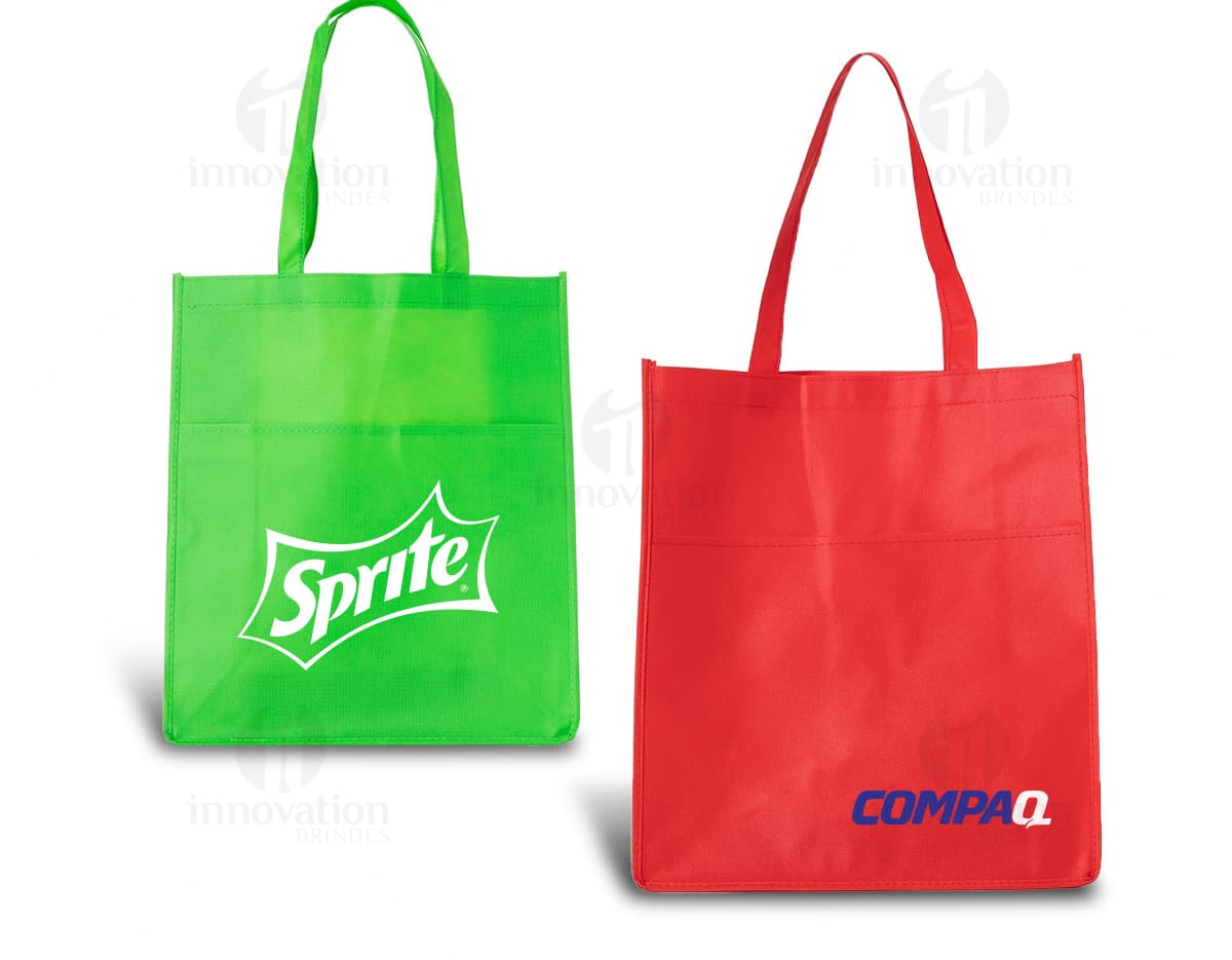 Sacola colorida de tecido TNT com bolso, em tons de rosa e amarelo. Ideal para compras em lojas, presentes e embalagens de produtos. Elegante e moderna, perfeita para celebrar aniversários, feriados e datas especiais.