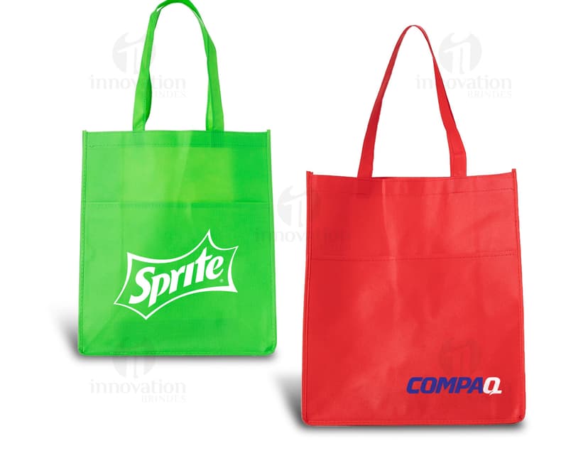 Sacola colorida de tecido TNT com bolso, em tons de rosa e amarelo. Ideal para compras em lojas, presentes e embalagens de produtos. Elegante e moderna, perfeita para celebrar aniversários, feriados e datas especiais.