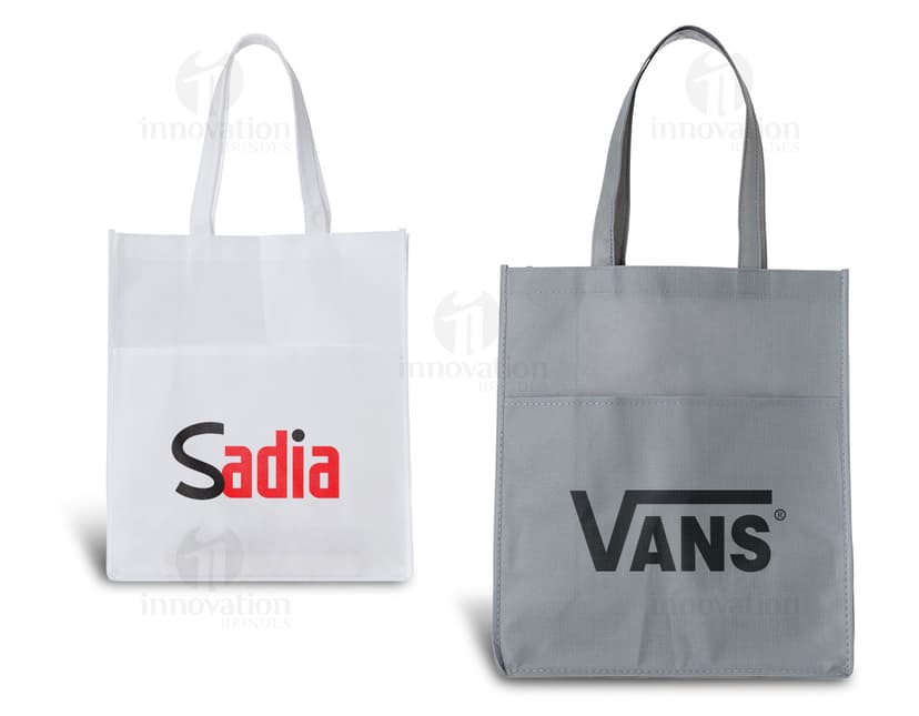 Sacola colorida de tecido TNT com bolso, em tons de rosa e amarelo. Ideal para compras em lojas, presentes e embalagens de produtos. Elegante e moderna, perfeita para celebrar aniversários, feriados e datas especiais.