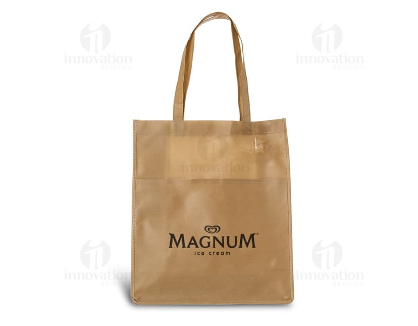 Sacola colorida de tecido TNT com bolso, em tons de rosa e amarelo. Ideal para compras em lojas, presentes e embalagens de produtos. Elegante e moderna, perfeita para celebrar aniversários, feriados e datas especiais.