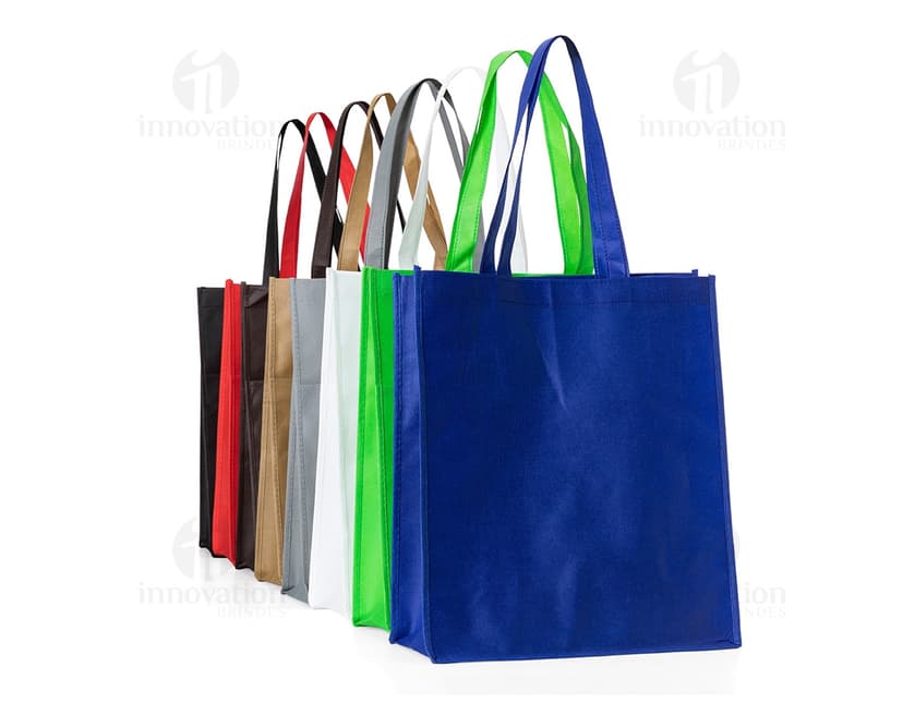 Sacola colorida de tecido TNT com bolso, em tons de rosa e amarelo. Ideal para compras em lojas, presentes e embalagens de produtos. Elegante e moderna, perfeita para celebrar aniversários, feriados e datas especiais.